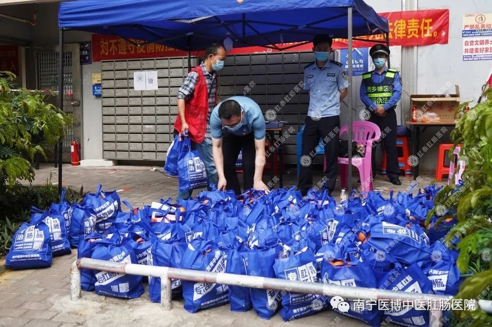 獻(xiàn)愛(ài)心&middot;戰(zhàn)疫情｜我院支部走進(jìn)安吉華都小區(qū)開(kāi)展捐物活動(dòng)